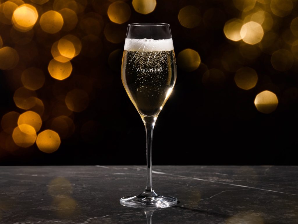 Personligt champagneglas med gravyr – julklapp till julklappsspelet